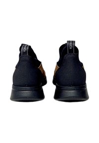 Scarpe in tessuto nero con finitura liscia e accenti marroni a contrasto, dotate di una suola nera robusta, linguette al tallone e un design slanciato.