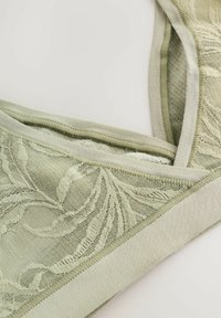 Krajkový bralet v jemne zelenej farbe s intricátnym kvetinovým vzorom, ktorý má hladkú textúru a široký elastický lem pre pohodlné nosenie.