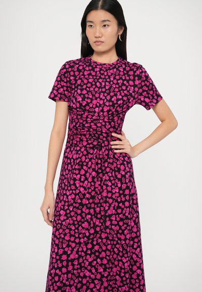 Sukienka w kwiaty w kolorze czarnym z różowymi kwiatami, krótkie rękawy, dopasowany gorset i detal związywany w talii. Długa, lekko marszczona spódnica o subtelnej fakturze.