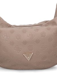Borsa a tracolla sintetica beige con motivo in rilievo del logo, dettaglio in metallo a forma triangolare, texture morbida e tracolla arrotondata.