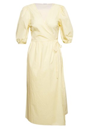 Žluté zavinovací šaty s bílými svislými pruhy, výstřih do V, krátké nafouklé rukávy a zavazování v pase. Bavlněný materiál, délka ke kolenům.