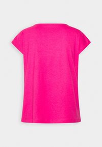 Chemise rose vif à manches courtes avec un large décolleté, vue de dos sur fond blanc uni.