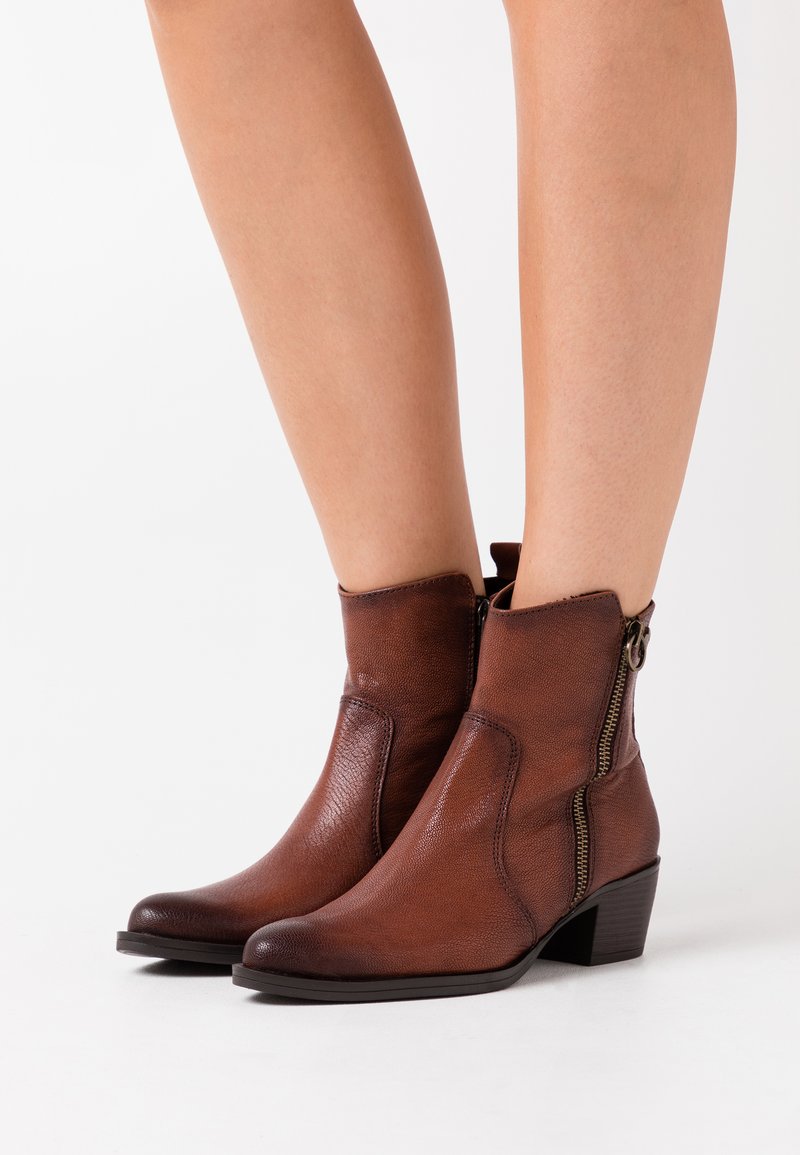 Marco Tozzi by Guido Maria Kretschmer BOOTS - Cowboy/biker ankle boot - muscat antic