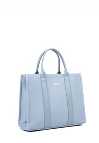 Borsa tote in pelle azzurro chiaro con superficie texture, due manici superiori e strisce verticali decorative. Presenta un piccolo logo su un lato.