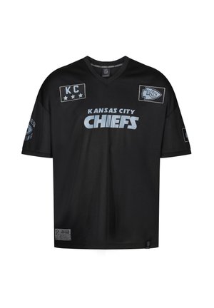 Czarna koszulka z krótkim rękawem, wykonana z gładkiego materiału, z napisem "KANSAS CITY CHIEFS" w jasnoszarym kolorze, z naszywkami logo na rękawach i klatce piersiowej.