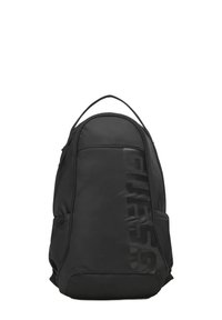 Zaino nero realizzato in tessuto liscio, con una forma curvata, stampa del logo frontale e tasche laterali per una comoda capacità di stoccaggio.
