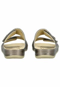 Metallic bronze Sandalen mit zwei verstellbaren Riemen, strukturiertem Obermaterial und einer flachen, beigen Sohle. Offene Rückseite für einfaches An- und Ausziehen.