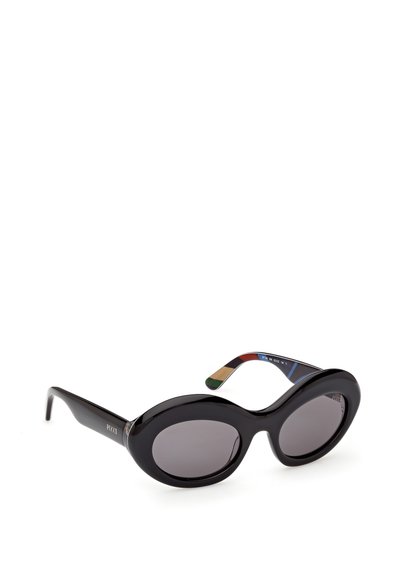 Schwarze, ovale Sonnenbrillen mit dunklen Gläsern. Schlanker Kunststoffrahmen, der ein farbenfrohes, gemustertes Akzent an den Bügeln aufweist.