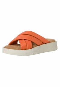 Sandale à glisser en cuir orange avec trois lanières croisées, une semelle intérieure rembourrée beige et une semelle plate blanche.