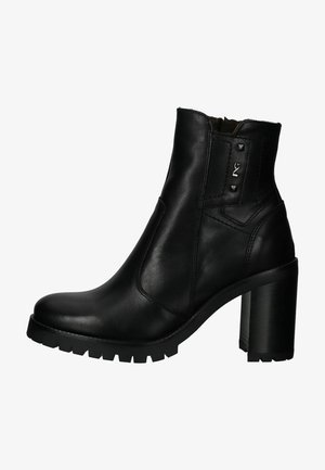Stivale alla caviglia in pelle nera con tacco a blocco, suola testurizzata e dettagli decorativi sul lato. Design elegante, punta arrotondata e finitura liscia.