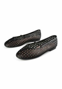 Pantofi negri, plat, din material țesut, cu un design deschis din plasă, vârf rotund și talpă plată. Accente subtile de culoare maronie vizibile.
