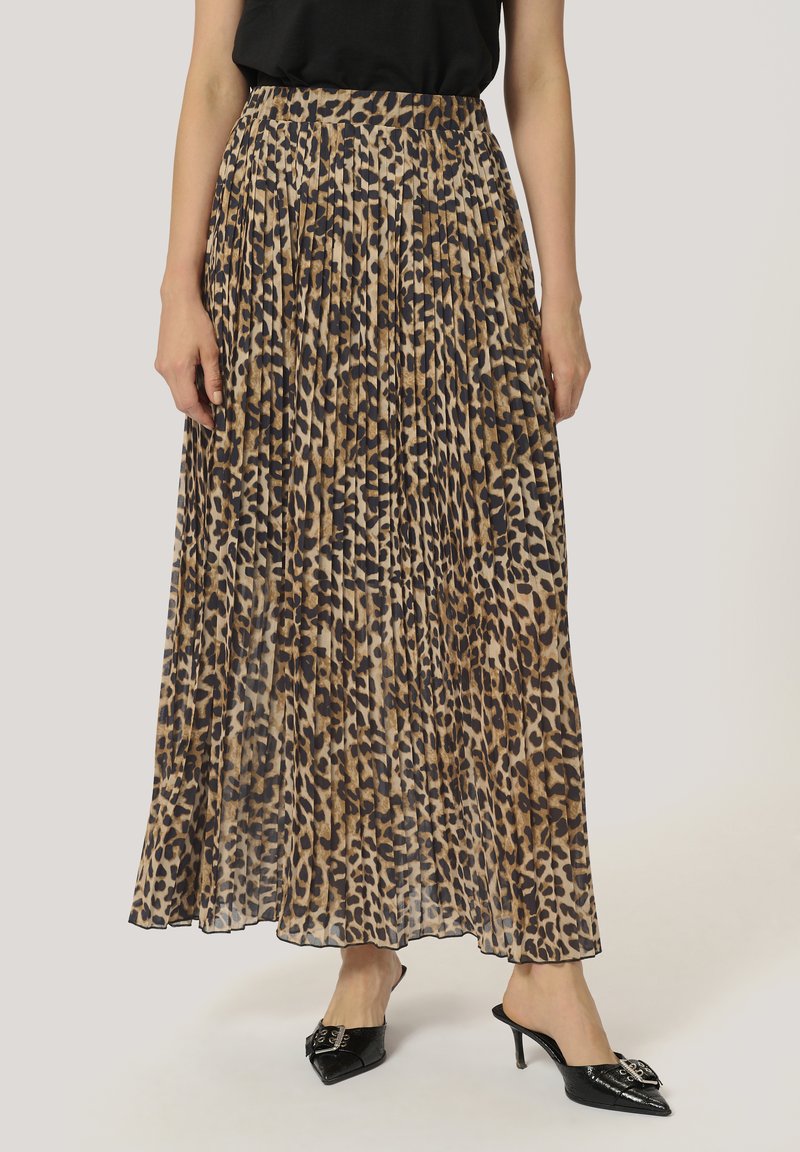 Plisseret maxiskørt i leopardprint med let, gennemsigtigt stof og en tætsiddende talje. Sammen med blanke sorte hæle.