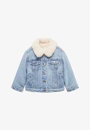 Chaqueta de mezclilla azul claro con cierre de botones, dos bolsillos en el pecho, dos bolsillos laterales y un grueso cuello de piel sintética blanca.