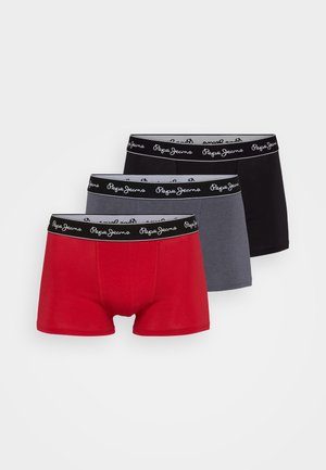 Tre par herre boxershorts: rød, grå og sort. Alle har en sort elastik med "Pepe Jeans" logo og en glat bomuldsstruktur.