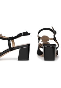 Sandalias de tacón negro con tacones cuadrados, correas de charol brillante y suave ante, hebilla en el tobillo y plantillas beige.