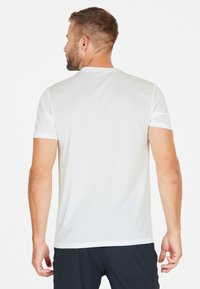 Hvid kortærmet t-shirt med rund halsudskæring. Glat tekstur, letvægtsstof og en afslappet pasform. Enkelt design uden mønstre eller grafik.