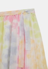 Gonna plissettata in chiffon con un motivo tie-dye pastello nei toni del rosa, giallo e verde. Presenta un nastro in vita e un accento decorativo in oro.