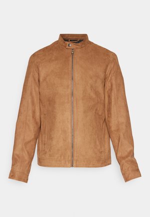 Brązowa kurtka z sztucznego zamszu z kołnierzem stojącym, zamek błyskawiczny z przodu, dwoma bocznymi kieszeniami i teksturowanym wykończeniem. Rękawy o średniej długości i proste wykończenie na dole.