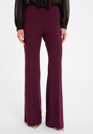 Bordeaux wijde broek van soepel materiaal met een effen kleur ontwerp, met een aansluitende taille en uitlopende onderkant voor een gekleed uiterlijk.