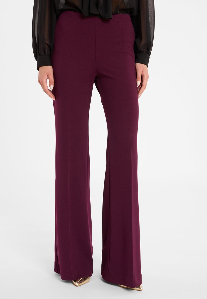Pantalons larges bordeaux en tissu lisse avec un design uni, dotés d'une taille ajustée et d'un ourlet évasé pour un look sur mesure.