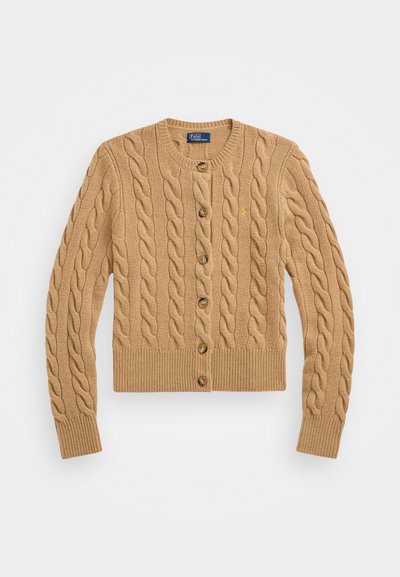 Cardigan de malha em tom bege com um corte em tricot, apresentando um decote redondo, fecho frontal por botões, punhos e barra canelados. Pequeno detalhe de logótipo no lado esquerdo do peito.