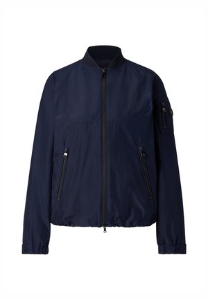 Marineblaue, leichte Bomberjacke mit Frontreißverschluss, zwei seitlichen Reißverschlusstaschen, elastischen Bündchen und Reißverschlusstasche am linken Ärmel.