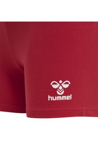 Rote Baumwoll-Boxershorts mit einem weißen "hummel"-Logo und einem Bienenmotiv auf der linken Seite. Glatte Textur mit schmaler Passform.