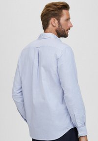 Heren overhemd met lange mouwen in blauw-witte strepen, van katoen, met een button-down kraag en een centrale rugplooi voor extra bewegingsgemak.