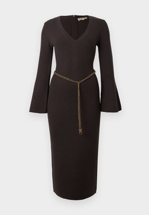 Robe en maille côtelée marron avec un décolleté en V, des manches évasées et une ceinture en chaîne dorée accentuée à la taille. Coupe slim avec une longueur midi.