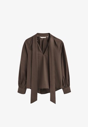 Braune Bluse mit langen Ärmeln und tiefem V-Ausschnitt, befestigtem breiten Halsband und gerafften Bündchen.