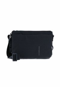 Borsa a tracolla nera con tessuto a trama, chiusura con zip, tracolla regolabile e discreto dettaglio con logo sul lato. Forma rettangolare.