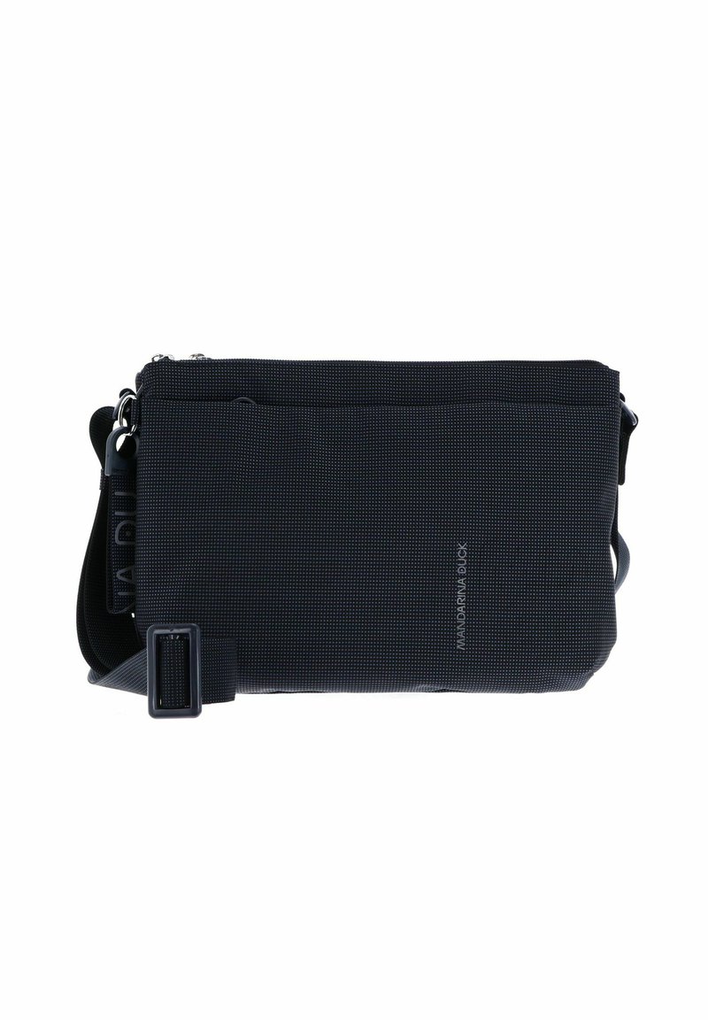 Borsa a tracolla nera con tessuto a trama, chiusura con zip, tracolla regolabile e discreto dettaglio con logo sul lato. Forma rettangolare.