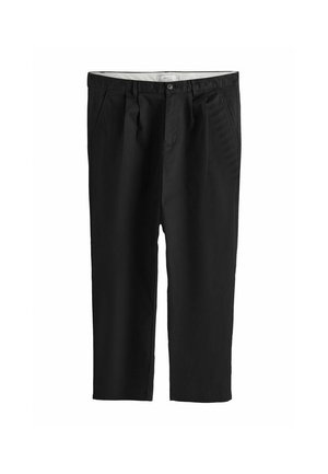 Mustad viimistletud püksid esiplaatide, küljetaskute, nööpidega kinnituse ja vöökohakujundusega.