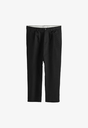 Mustad viimistletud püksid esiplaatide, küljetaskute, nööpidega kinnituse ja vöökohakujundusega.