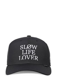Schwarze Mütze mit gebogenem Schirm, die weißen gestickten Text "SLOW Ø LIFE LOVER" zeigt. Schlichtes Design mit einer strukturierten Stoffoberfläche.