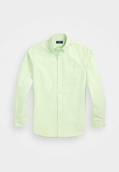 Camisa de manga larga verde claro, con botones en la parte delantera, hecha de algodón. Presenta un cuello y un pequeño logo bordado en el pecho.