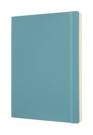 Quaderno rigido blu con chiusura a elastico e pagine leggermente visibili a righe su sfondo bianco.