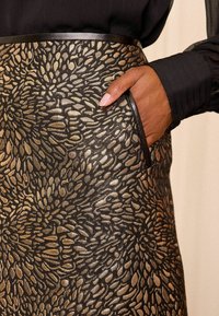 Love & Roses REGULAR FIT - Miniszoknya - black and gold jacquard