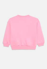 Rosa hettegenser med lange ermer, ribbestrikkede mansjetter og kant. Myk stoff med avslappet passform og minimalistisk design, uten ekstra detaljer.