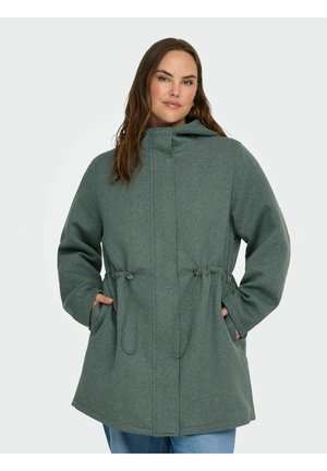 Manteau vert à capuche avec taille à cordon, deux poches latérales et finition texturée. Présente une coupe décontractée et un design simple.