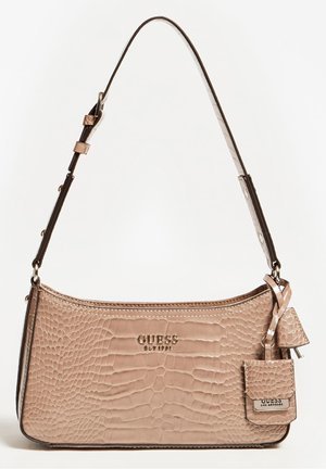 Sac à main beige embossé effet crocodile Guess avec bandoulière sombre réglable et petite pochette attachée, avec logo doré et fermeture éclair.