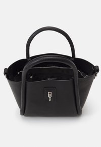Czarna skórzana torebka o strukturalnym designie, teksturowanym wykończeniu, z podwójnymi uchwytami i srebrnym zapięciem na zamek. Posiada wewnętrzną kieszeń na zamek.