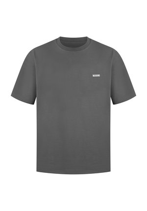 Grå bomulds T-shirt med korte ærmer, rund halsudskæring og et lille hvidt mærke på brystet. Glat tekstur og afslappet pasform.