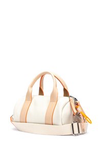 Sac de sport en toile beige avec des accents en cuir tan et des coutures orange. Comprend deux poignées, une bandoulière amovible et une fermeture éclair argentée.