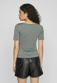 VILA T-shirt basic - laurel wreath
