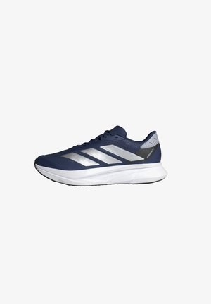 Chaussure de course marine avec accents argentés, tige en mesh, semelle rembourrée et design distinctif à trois bandes. Construction légère et flexible.