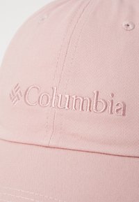 Gorra de béisbol rosa hecha de una mezcla de algodón. Presenta un logotipo bordado de “Columbia” y un diseño estructurado con visera curvada.