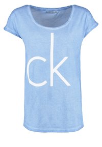 Blaues Baumwoll-T-Shirt mit Rundhalsausschnitt und kurzen Ärmeln, das ein großes weißes Grafikdesign „ck“ auf der Vorderseite zeigt. Weicher Stoff.