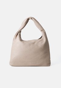 Geflochtener beige Handtasche mit einer strapazierfähigen Textur, ausgestattet mit einem einzelnen gedrehten Griff und einer lässigen, runden Form.