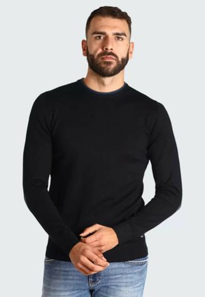 Maglione nero a collo rotondo in un tessuto a maglia liscia, con maniche lunghe e un colletto a coste con un delicato accento blu.